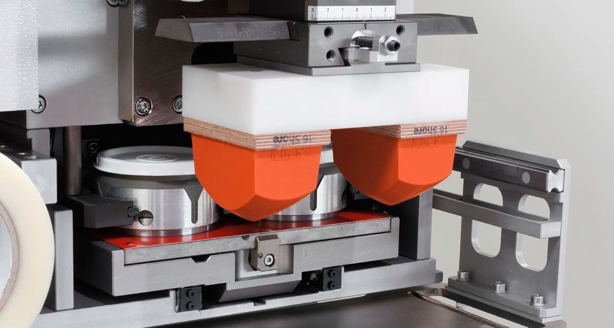 Consiste en una placa metálica o plástica,  revestida de una emulsión fotosensible, donde se graba la imagen por un proceso químico, formando un huecograbado, esta placa es cubierta de tinta y barrida por una cuchilla, posteriormente un tampón de silicona presiona sobre el grabado de la placa recogiendo la tinta del huecograbado y transportándola sobre la pieza que será impresa por contacto. Este sistema es actualmente muy utilizado para el marcaje de piezas industriales y publicidad.