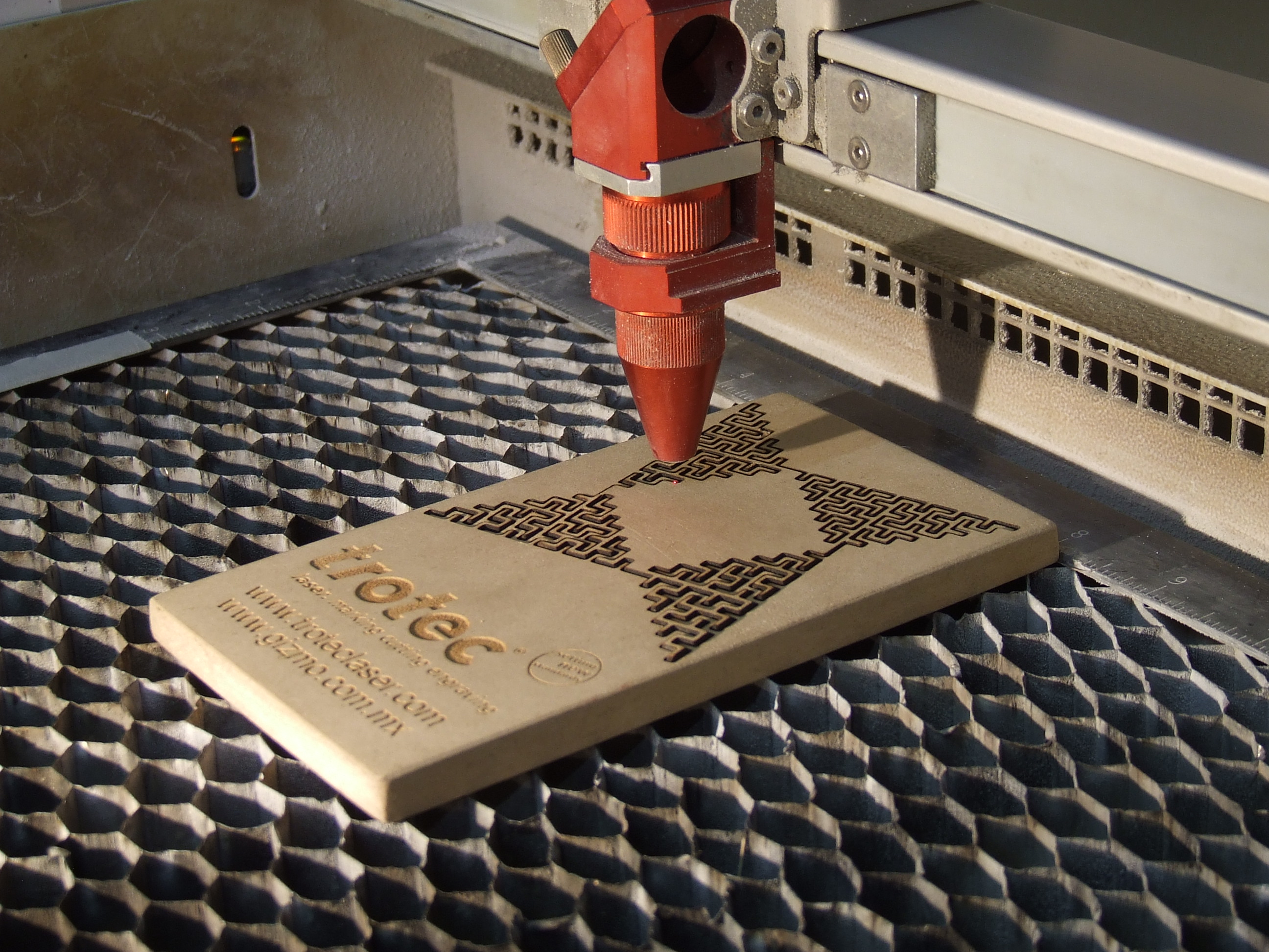 El grabado láser es un proceso sin contacto. Durante el tratamiento no es necesario fijar la pieza. La máquina láser dispone de una carcasa cerrada y de este modo ofrece una máxima seguridad para el usuario.
Este sistema nos permite realizar cortes con un alto nivel de precisión a alta velocidad. Es una forma precisa y capaz de repetir piezas rápidamente en todas las formas y tamaños